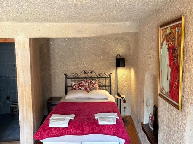 Family Triple Deluxe Cave Room