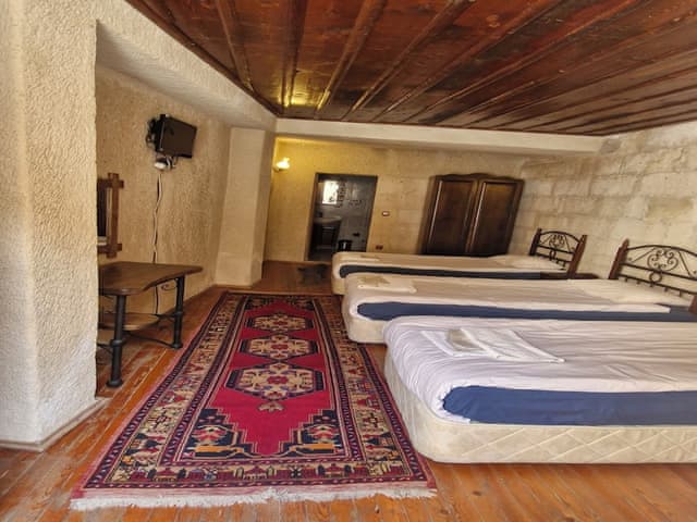 Economic Triple Cave Room