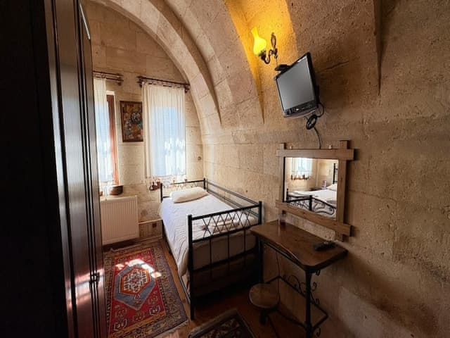 Family triple arch room