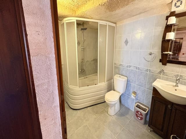 Family Triple Deluxe Cave Room