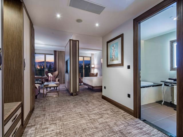 Junior Suite, 1 King Bed, Club Lounge Access