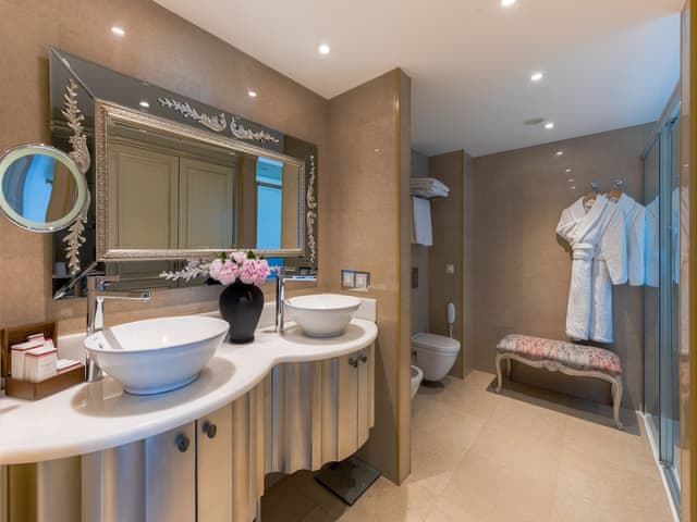 Luxury Suite, City View