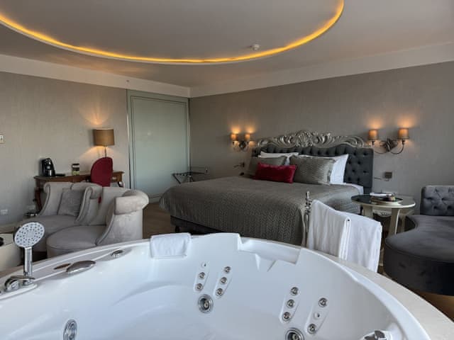 Luxury Suite, City View