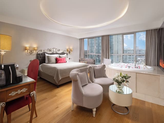 Luxury Suite, City View