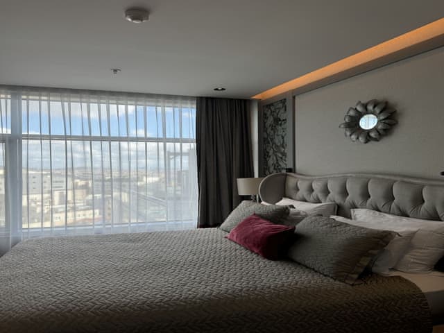 Senior Suite, City View