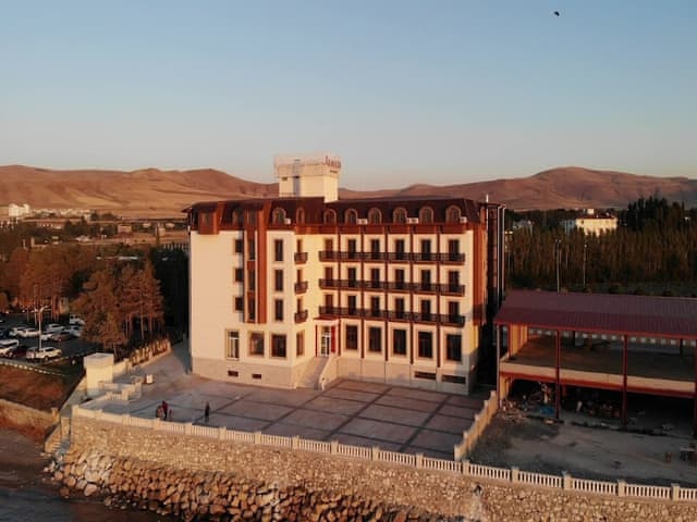 Deluxe Room, 1 King Bed, Mobility Accessible, Non Smoking (Hearing Accessible, Roll-in Shower)