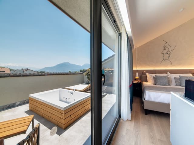 Penthouse, Jetted Tub