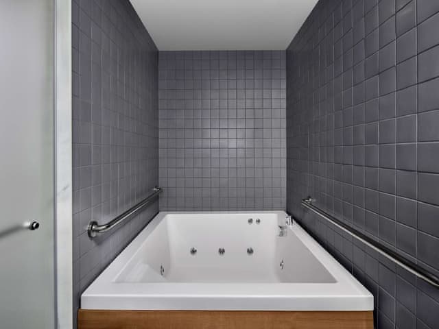 Lake House Suite, Jetted Tub