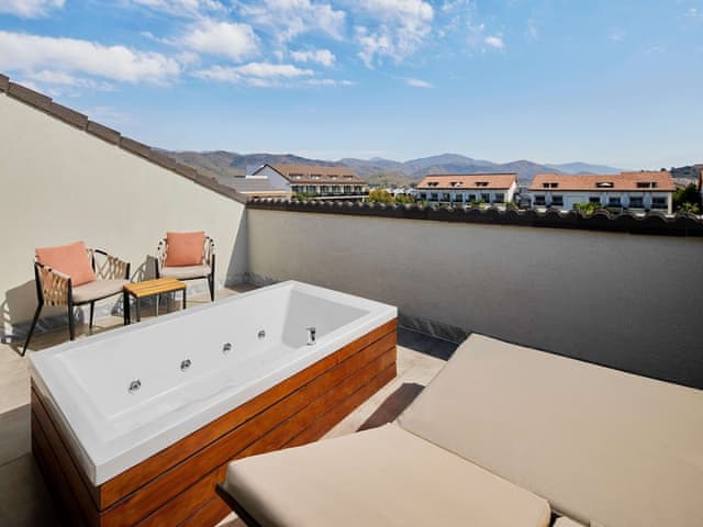 Penthouse, Jetted Tub