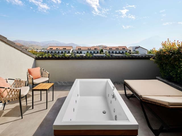 Penthouse, Jetted Tub