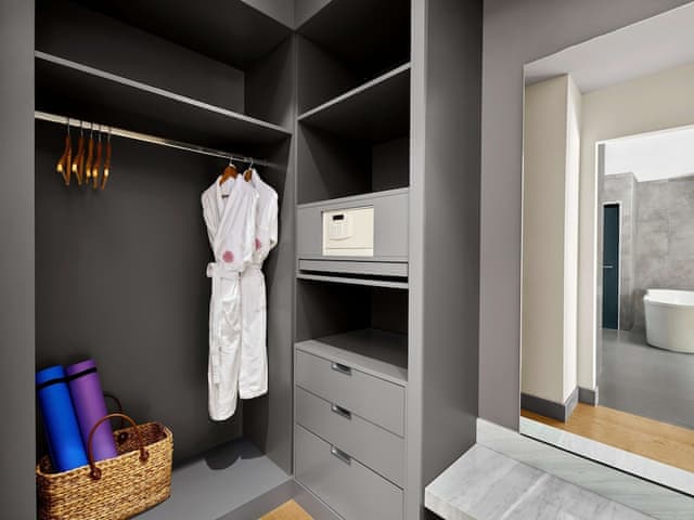 Penthouse, Jetted Tub