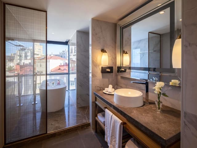 Prestige Suite, One Bedroom, City View, King Bed (Club Millesime Access)