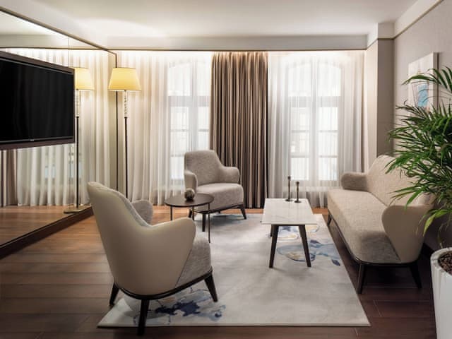 Suite, 1 Queen Bed (View)