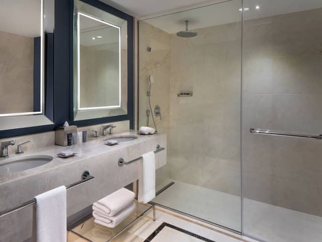 Suite, 1 Queen Bed (View)