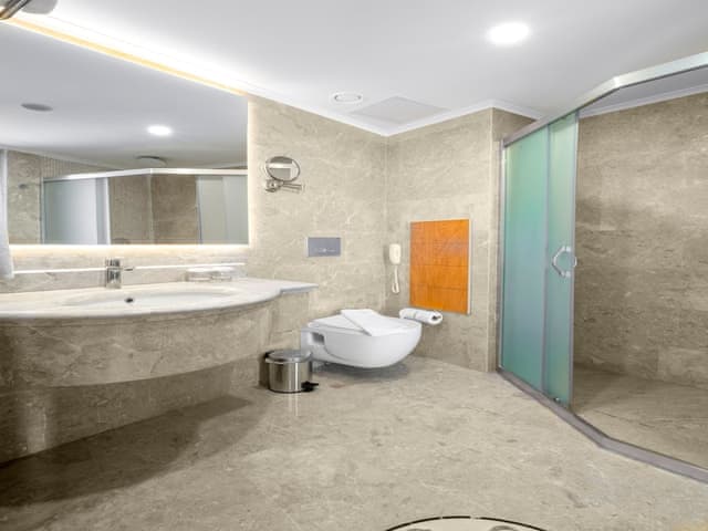 Superior Suite, Jetted Tub