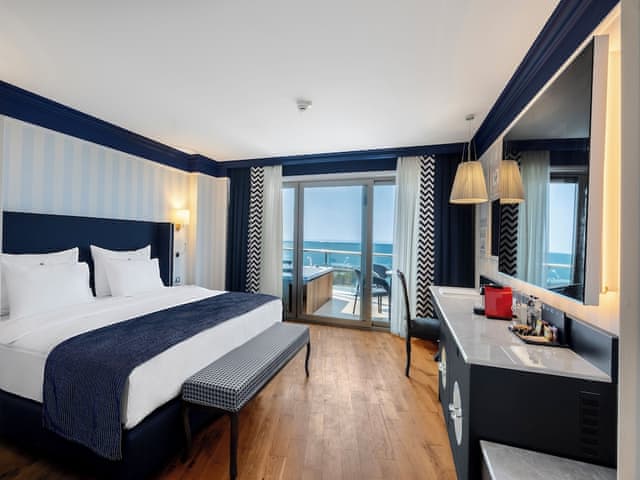 Superior Suite, Jetted Tub