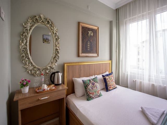 Economy Room, 1 Queen Bed, City View