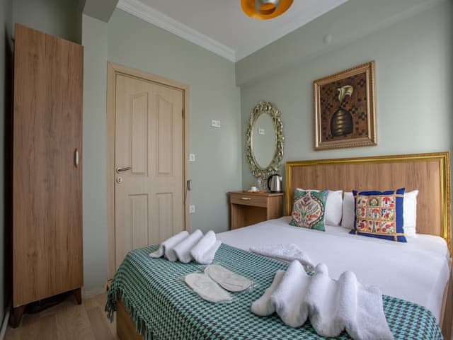 Economy Room, 1 Queen Bed, City View