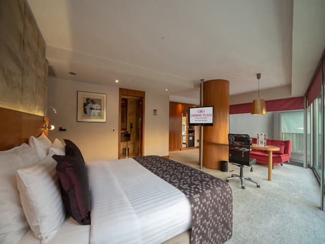 Junior Suite, 1 King Bed, Club Lounge Access