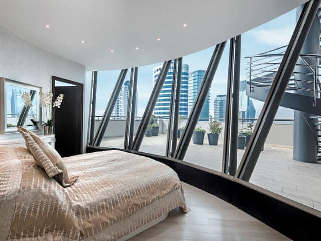 Suite (Crown)