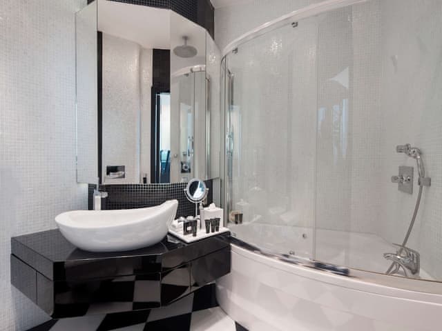 Suite (Crown)