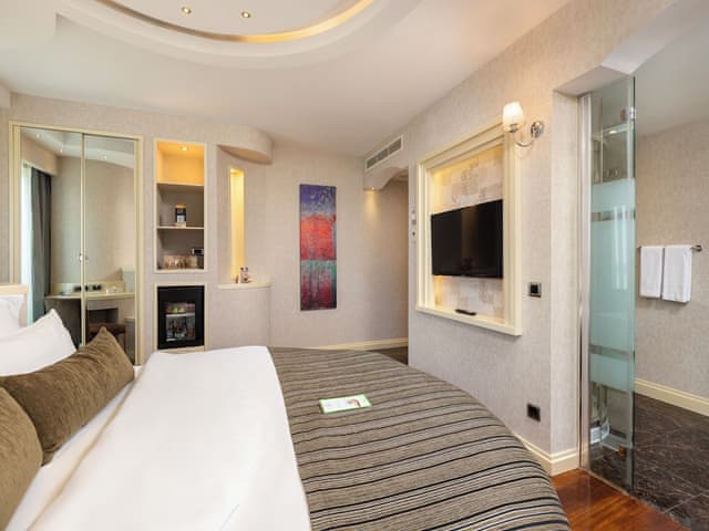 Corner Room with Jacuzzi tub