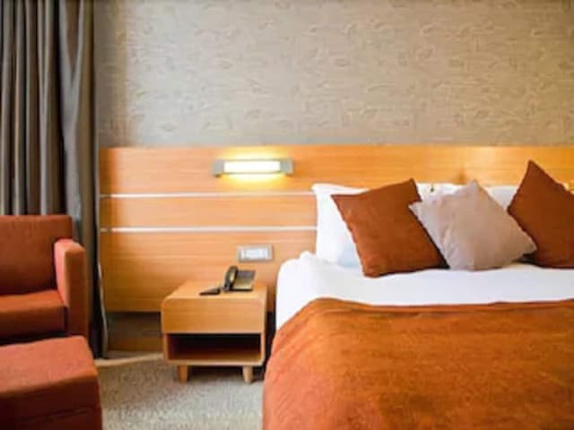 Room with 1 Large and 1 Single Bed