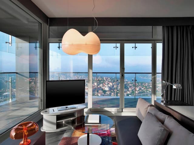 Residential Suite, Club lounge access, 1 Bedroom Suite, 1 King, City view, Terrace