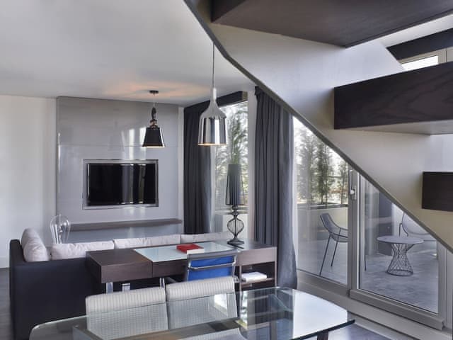 Residential Suite, Club lounge access, 1 Bedroom Suite, 1 King, City view, Terrace