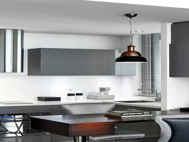 Residential Suite, Club lounge access, 1 Bedroom Suite, 1 King, City view, Terrace