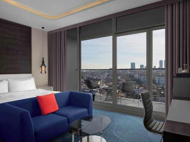 Executive Guest room, Club lounge access, 1 King, City view, Balcony