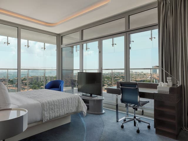 Junior Suite, Club lounge access, 1 King, City view, Terrace