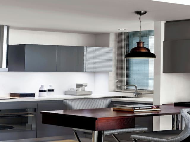 Residential Suite, Club lounge access, 1 Bedroom Suite, 1 King, City view, Terrace