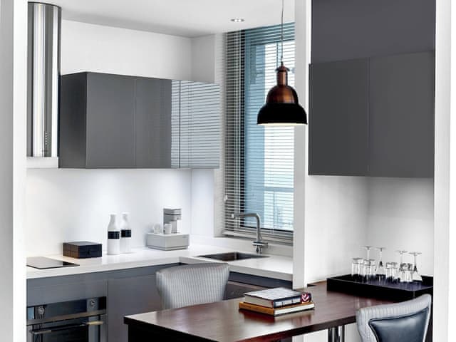 Residential Suite, Club lounge access, 1 Bedroom Suite, 1 King, City view, Terrace