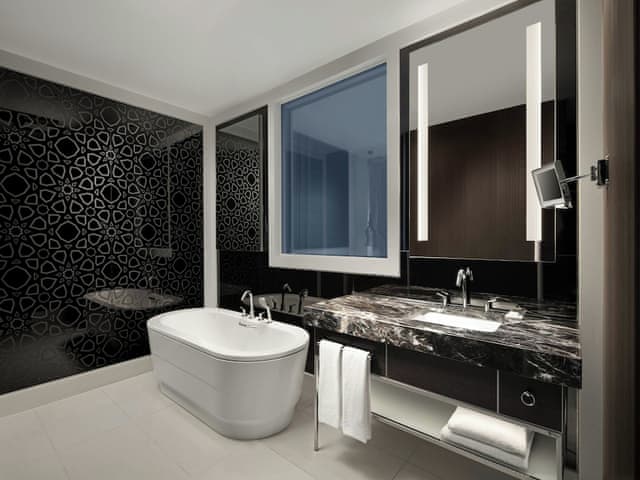 Executive Guest room, Club lounge access, 1 King, City view, Balcony