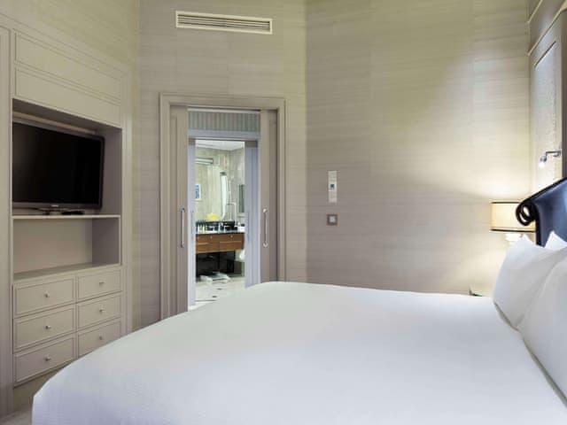 Executive Suite, 1 King Bed, Club Lounge Access