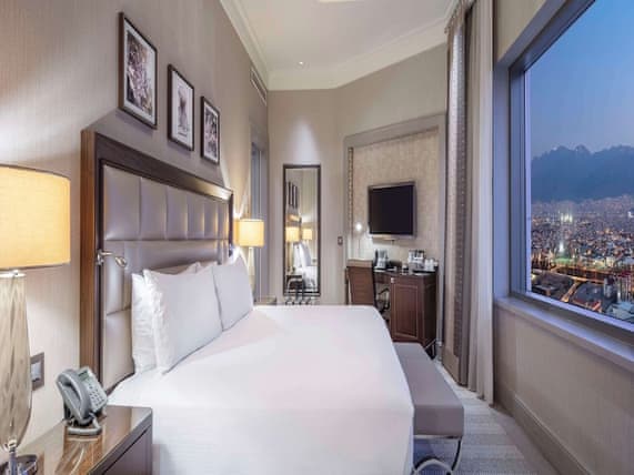 Room, 1 King Bed, Corner