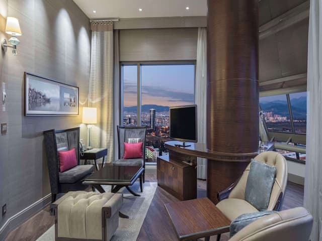 Executive Suite, 1 King Bed, Club Lounge Access