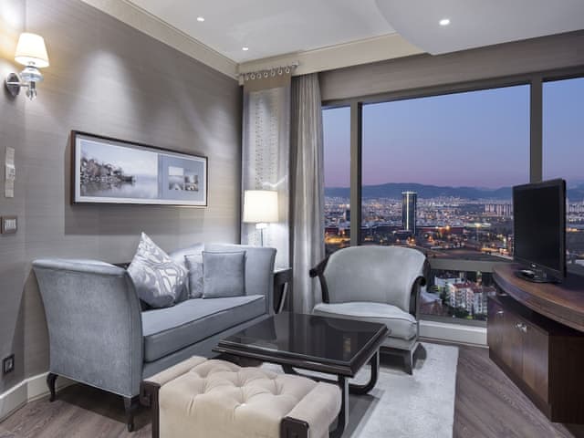 Executive Suite, 1 King Bed, Club Lounge Access