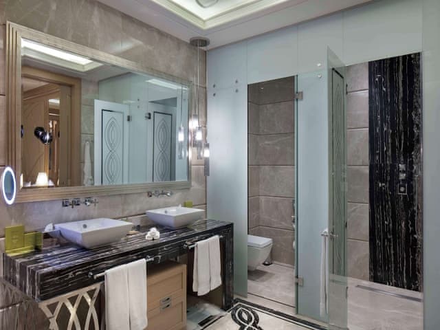 Room, 1 King Bed, Corner