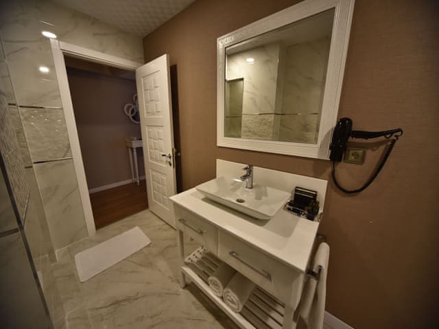 Executive Suite, 1 Bedroom, Jetted Tub, Lake View
