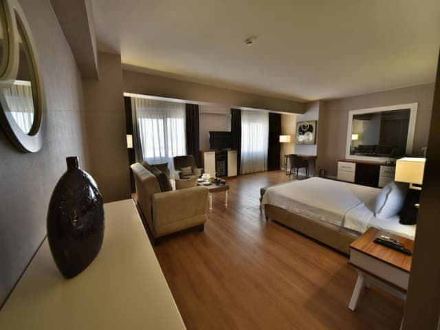 Executive Suite, 1 Bedroom, Jetted Tub, Lake View