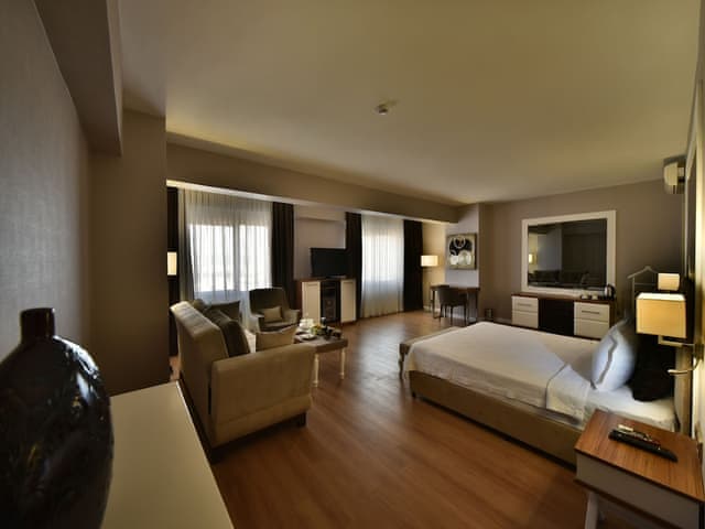 Executive Suite, 1 Bedroom, Jetted Tub, Lake View