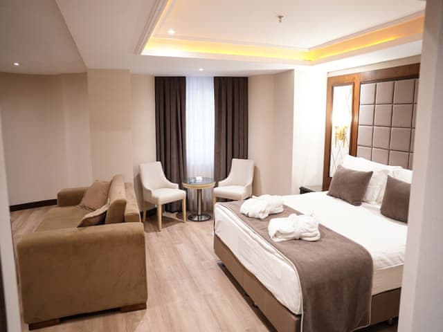 Superior Room, 1 King Bed, Jetted Tub, Corner