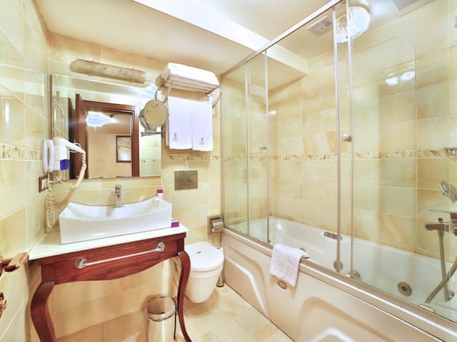 Superior Room, 1 King Bed, Jetted Tub, Corner