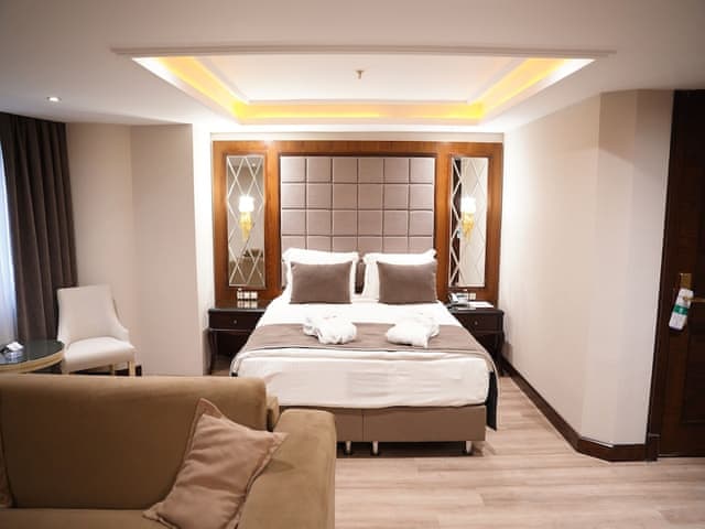 Superior Room, 1 King Bed, Jetted Tub, Corner