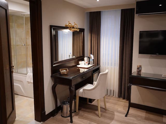 Superior Room, 1 King Bed, Jetted Tub, Corner