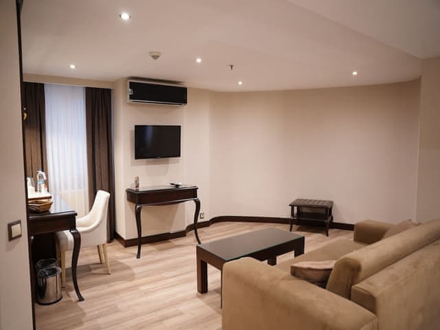 Superior Room, 1 King Bed, Jetted Tub, Corner