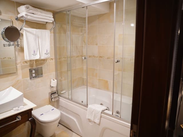 Superior Room, 1 King Bed, Jetted Tub, Corner