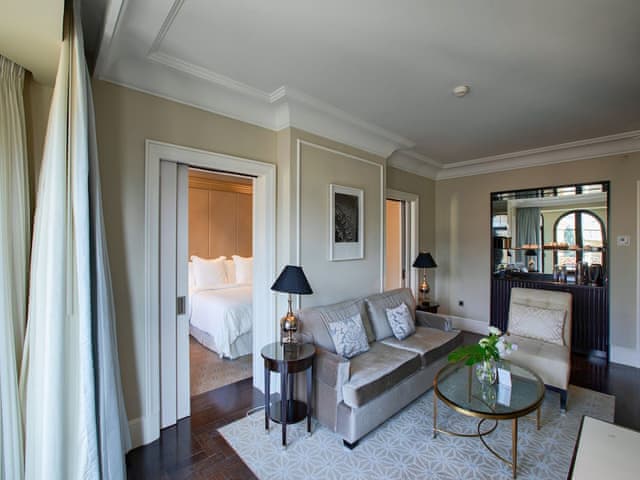 Executive Suite, 1 King Bed, Non Smoking, City View